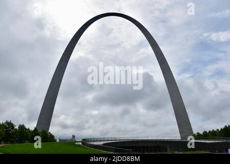 Centre-ville Louis avec la célèbre Gateway Arch le long du fleuve Mississippi Banque D'Images