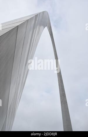 Centre-ville Louis avec la célèbre Gateway Arch le long du fleuve Mississippi Banque D'Images