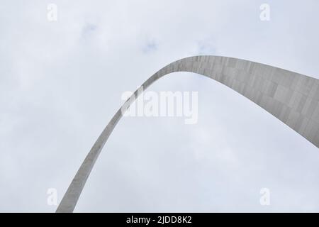 Centre-ville Louis avec la célèbre Gateway Arch le long du fleuve Mississippi Banque D'Images
