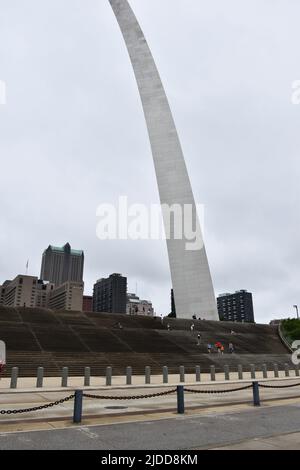 Centre-ville Louis avec la célèbre Gateway Arch le long du fleuve Mississippi Banque D'Images
