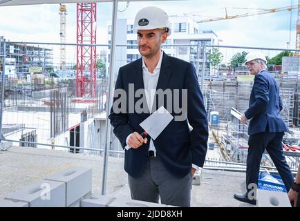 20 juin 2022, Bade-Wurtemberg, Tübingen: Danyal Bayaz (Bündnis 90/Die Grünen), ministre des Finances du Bade-Wurtemberg, briques dans une capsule temporelle lors de la pose cérémonielle de la pierre de fondation du campus d'innovation de la « Cyber Valley » à Tübingen. La « Cyber Valley » est la plus grande coopération de recherche en Europe dans le domaine de l'intelligence artificielle avec des partenaires de la politique, de la science, des affaires et de la société. En plus du nouveau bâtiment Cyber Valley I, qui a été approuvé en 2016, le concept global du site de Tübingen comprend deux autres nouveaux bâtiments. Photo: Bernd Weißbrod/dpa Banque D'Images