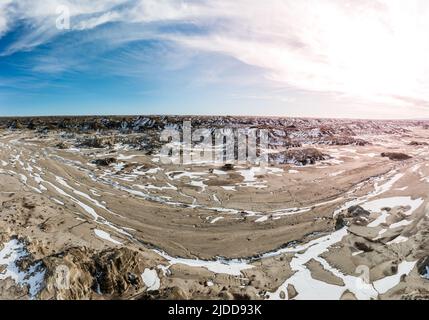 Vue panoramique aérienne de la région sauvage de Bisti de-Na-Zin au Nouveau-Mexique en hiver Banque D'Images