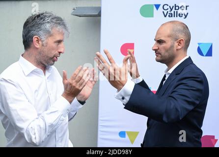 20 juin 2022, Bade-Wurtemberg, Tübingen: Boris Palmer (l, Bündnis 90 Die Grünen), Maire de Tübingen, et Danyal Bayaz (Bündnis 90/Die Grünen), Ministre des Finances de Baden-Württemberg, parlent de la pose cérémonielle de la pierre de fondation de l'innovation de la « Cyber Valley » sur le campus de Tübingen. La « Cyber Valley » est la plus grande coopération de recherche en Europe dans le domaine de l'intelligence artificielle avec des partenaires de la politique, de la science, des affaires et de la société. En plus du nouveau bâtiment Cyber Valley I, qui a été approuvé en 2016, le concept global du site de Tübingen comprend deux autres ne Banque D'Images