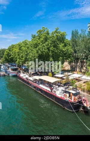 Péniche Marcounet Restaurant flottant sur la Seine (vue du Pont Marie), Paris, France. Banque D'Images