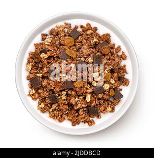 Granola au chocolat avec lait isolé sur fond blanc Banque D'Images