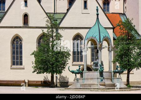 Fontaine Saint-Mang, créée en 1905 par le sculpteur Georg Wrba, sur la cour de l'église de l'église homonyme dans la vieille ville historique de Kempten, en Allemagne. Banque D'Images