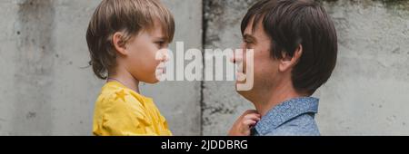 père d'homme avec son enfant, garçon de six ans à bras. père heureux jouant avec l'enfant. véritable vie authentique de tous les jours fath Banque D'Images