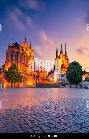 Erfurt, Allemagne. Image de paysage urbain du centre-ville d'Erfurt, en Allemagne, avec cathédrale d'Erfurt au coucher du soleil d'été. Banque D'Images