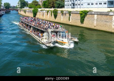 Visites sur le bateau mouche 'Jeanne Moreau' sur la Seine, Paris, France. Banque D'Images