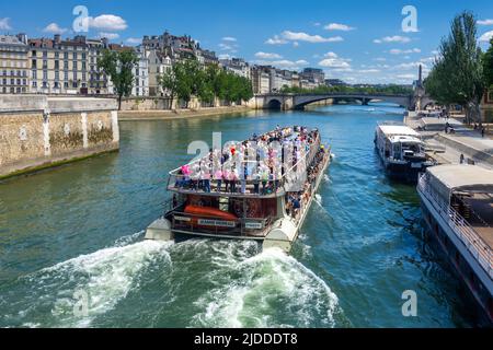 Visites sur le bateau mouche 'Jeanne Moreau' sur la Seine, Paris, France. Banque D'Images