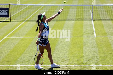 Devonshire Park, Eastbourne, Royaume-Uni. 20th juin 2022. Eastbourne International Lawn tennis Tournament; Heather Watson (GBR) sert à Rebecca Marino (CAN) crédit: Action plus Sports/Alay Live News Banque D'Images