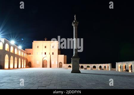 Vue nocturne de la place du sanctuaire de Santa Maria di Leuca, une ville du sud de l'Italie dans la province de Lecce. Banque D'Images