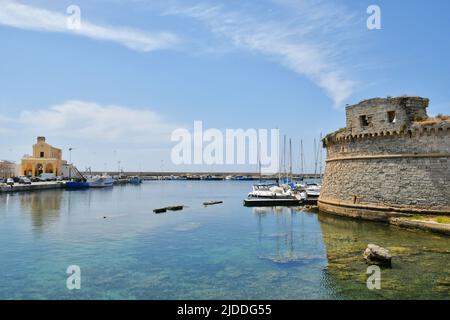 Le château sur le port de la vieille ville de Gallipoli, dans la province de Lecce, en Italie. Banque D'Images