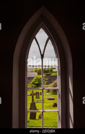 Fenêtre arquée pointue et High Cross à Kells, Irlande. Banque D'Images