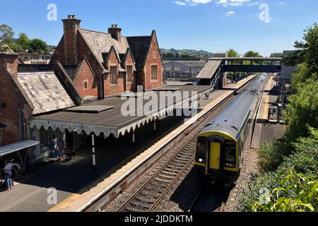 Axminster, Devon, Royaume-Uni. 20th juin 2022. Grève ferroviaire RMT : Vue générale de la gare d'Axminster à Devon avec un train de voyageurs sur la ligne London Waterloo-Exeter desservie par South Western Railways qui n'aura pas de train le mardi 21st, le jeudi 23rd et le samedi 25th juin 2022 en raison de la grève ferroviaire de la RMT Union. Crédit photo : Graham Hunt/Alamy Live News Banque D'Images