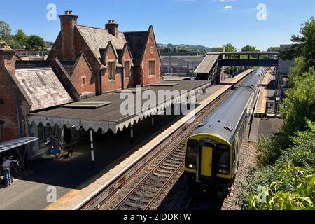 Axminster, Devon, Royaume-Uni. 20th juin 2022. Grève ferroviaire RMT : Vue générale de la gare d'Axminster à Devon avec un train de voyageurs sur la ligne London Waterloo-Exeter desservie par South Western Railways qui n'aura pas de train le mardi 21st, le jeudi 23rd et le samedi 25th juin 2022 en raison de la grève ferroviaire de la RMT Union. Crédit photo : Graham Hunt/Alamy Live News Banque D'Images