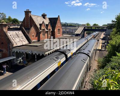 Axminster, Devon, Royaume-Uni. 20th juin 2022. Grève ferroviaire RMT : Vue générale de la gare d'Axminster à Devon avec un train de voyageurs sur la ligne London Waterloo-Exeter desservie par South Western Railways qui n'aura pas de train le mardi 21st, le jeudi 23rd et le samedi 25th juin 2022 en raison de la grève ferroviaire de la RMT Union. Crédit photo : Graham Hunt/Alamy Live News Banque D'Images