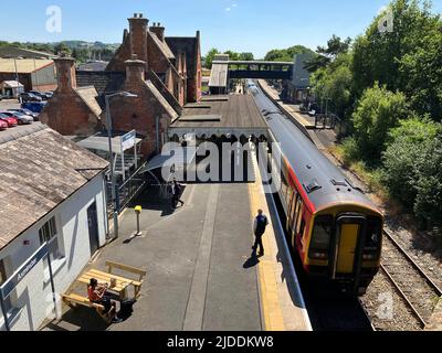 Axminster, Devon, Royaume-Uni. 20th juin 2022. Grève ferroviaire RMT : Vue générale de la gare d'Axminster à Devon avec un train de voyageurs sur la ligne London Waterloo-Exeter desservie par South Western Railways qui n'aura pas de train le mardi 21st, le jeudi 23rd et le samedi 25th juin 2022 en raison de la grève ferroviaire de la RMT Union. Crédit photo : Graham Hunt/Alamy Live News Banque D'Images