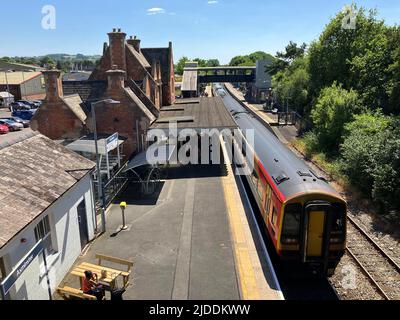 Axminster, Devon, Royaume-Uni. 20th juin 2022. Grève ferroviaire RMT : Vue générale de la gare d'Axminster à Devon avec un train de voyageurs sur la ligne London Waterloo-Exeter desservie par South Western Railways qui n'aura pas de train le mardi 21st, le jeudi 23rd et le samedi 25th juin 2022 en raison de la grève ferroviaire de la RMT Union. Crédit photo : Graham Hunt/Alamy Live News Banque D'Images