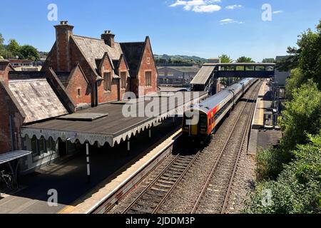 Axminster, Devon, Royaume-Uni. 20th juin 2022. Grève ferroviaire RMT : Vue générale de la gare d'Axminster à Devon avec un train de voyageurs sur la ligne London Waterloo-Exeter desservie par South Western Railways qui n'aura pas de train le mardi 21st, le jeudi 23rd et le samedi 25th juin 2022 en raison de la grève ferroviaire de la RMT Union. Crédit photo : Graham Hunt/Alamy Live News Banque D'Images