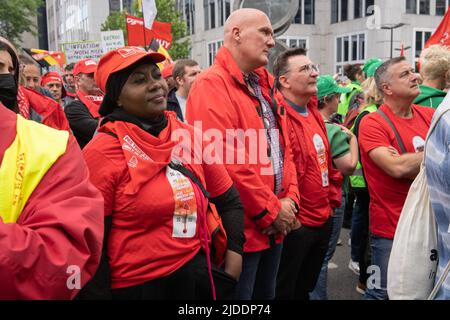 Bruxelles. Belgique, 20 juin 2022, l'illustration montre une manifestation nationale de syndicats socialistes (ABVV-FGTB), chrétiens (ACV-CSC) et libéraux (ACLVB-CGSLB), défendant le pouvoir d'achat et exigeant une modification de la loi sur les normes salariales de 1996 qui réglemente l'évolution des salaires à Bruxelles. Belgique, 20 juin 2022, BELGA PHOTO NOE ZIMMER Banque D'Images