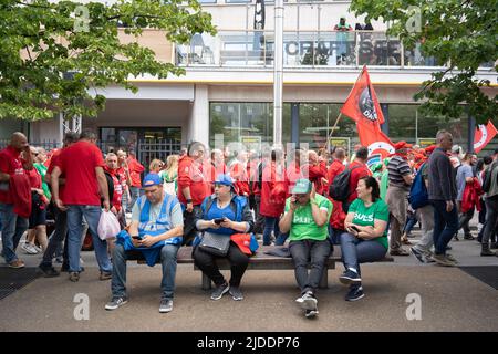 Bruxelles. Belgique, 20 juin 2022, l'illustration montre une manifestation nationale de syndicats socialistes (ABVV-FGTB), chrétiens (ACV-CSC) et libéraux (ACLVB-CGSLB), défendant le pouvoir d'achat et exigeant une modification de la loi sur les normes salariales de 1996 qui réglemente l'évolution des salaires à Bruxelles. Belgique, 20 juin 2022, BELGA PHOTO NOE ZIMMER Banque D'Images