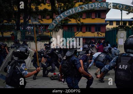 Katmandou, Népal. 20th juin 2022. Des étudiants protestent contre Riot et les forces de police armées lors d'une manifestation contre la hausse du prix du carburant, qui a augmenté de 21 RS dans un litre d'essence et de 27 RS dans une hausse du kérosène et du diesel, un coût record jamais atteint d'essence, de diesel, Et le kérosène au nouveau prix près de RS 200 à Katmandou, Népal lundi, 20 juin 2022. (Credit image: © Skanda Gautam/ZUMA Press Wire) Banque D'Images