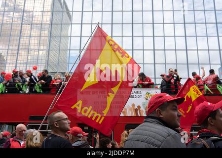 Bruxelles. Belgique, 20 juin 2022, l'illustration montre une manifestation nationale de syndicats socialistes (ABVV-FGTB), chrétiens (ACV-CSC) et libéraux (ACLVB-CGSLB), défendant le pouvoir d'achat et exigeant une modification de la loi sur les normes salariales de 1996 qui réglemente l'évolution des salaires à Bruxelles. Belgique, 20 juin 2022, BELGA PHOTO NOE ZIMMER Banque D'Images