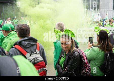 Bruxelles. Belgique, 20 juin 2022, l'illustration montre une manifestation nationale de syndicats socialistes (ABVV-FGTB), chrétiens (ACV-CSC) et libéraux (ACLVB-CGSLB), défendant le pouvoir d'achat et exigeant une modification de la loi sur les normes salariales de 1996 qui réglemente l'évolution des salaires à Bruxelles. Belgique, 20 juin 2022, BELGA PHOTO NOE ZIMMER Banque D'Images