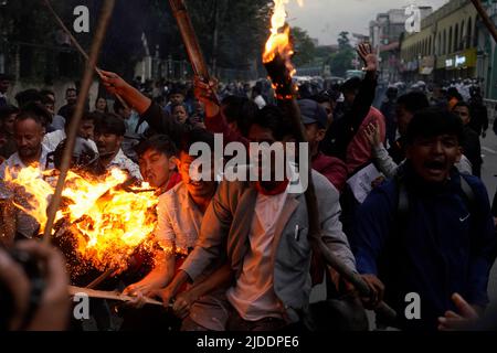 Katmandou, Népal. 20th juin 2022. Des étudiants protestent contre Riot et les forces de police armées lors d'une manifestation contre la hausse du prix du carburant, qui a augmenté de 21 RS dans un litre d'essence et de 27 RS dans une hausse du kérosène et du diesel, un coût record jamais atteint d'essence, de diesel, Et le kérosène au nouveau prix près de RS 200 à Katmandou, Népal lundi, 20 juin 2022. (Credit image: © Skanda Gautam/ZUMA Press Wire) Banque D'Images