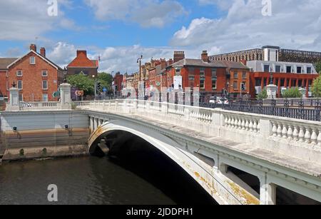 Bridgefoot, rivière Mersey à Warrington, traversée du centre-ville, Cheshire, Angleterre, Royaume-Uni, WA1 2RU Banque D'Images