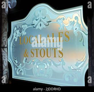 The classic Lion Tavern, 67 Moorfields, Liverpool , Merseyside, Angleterre, Royaume-Uni, L2 2BP - fenêtre étrifiée - Ales et Stout locaux Banque D'Images