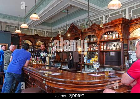 Bar central avec bières et spiritueux, au Lion Tavern classique, 67 Moorfields, Liverpool , Merseyside, Angleterre, ROYAUME-UNI, L2 2BP Banque D'Images