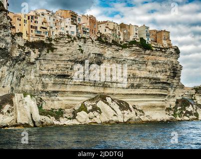 La ville de Bonifacio en Corse est perchée au bord de falaises de pierre qui surplombent la mer Tyrrhénienne. Banque D'Images