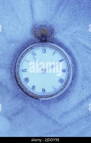 Montre classique à cadran ou porte-clés avec cadran blanc et chiffres romains noirs incrustés dans la glace Banque D'Images