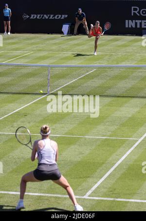 Devonshire Park, Eastbourne, Royaume-Uni. 20th juin 2022. Eastbourne International Lawn tennis Tournament; Magda Linette (POL) sert à Alison Riske (Etats-Unis) Credit: Action plus Sports/Alamy Live News Banque D'Images