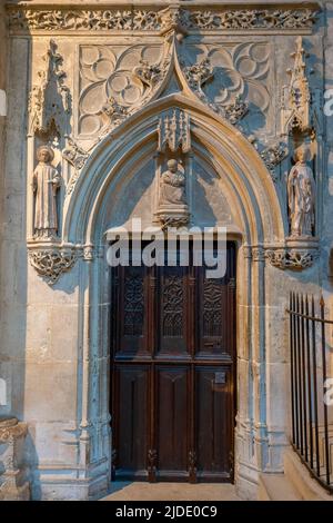 Porte qui donne accès à l'église inférieure dans l'allée nord de la nef cathédrale. Intérieur de la cathédrale Saint-Etienne de Bourges, département du cher, Centre-va Banque D'Images