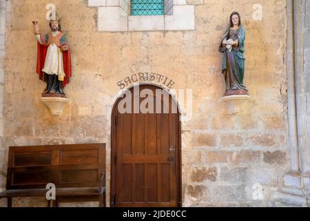 Porte qui donne accès à la Sacristie. Intérieur de la cathédrale Saint-Etienne de Bourges, département du cher, Centre-Val de Loire, France. Il a été donné par Charles V. Banque D'Images