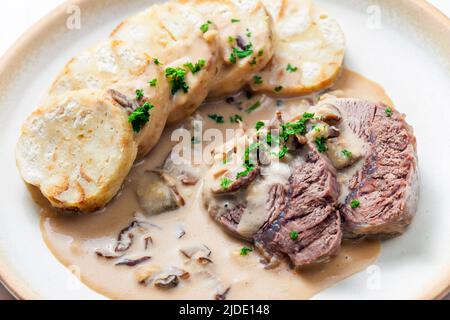 viande avec sauce aux champignons et boulettes karlsbad Banque D'Images