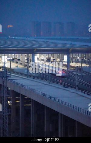 Pékin, Chine. 20th juin 2022. La gare de Beijing Fengtai est représentée à Pékin, capitale de la Chine, 20 juin 2022. Le plus grand centre ferroviaire de passagers d'Asie a été mis en service lundi à Pékin, alors qu'une reconstruction de quatre ans insuffle une nouvelle vie à la plus ancienne gare de la capitale chinoise. Avec une superficie brute de près de 400 000 mètres carrés, soit 56 terrains de football standard, la gare de Beijing Fengtai dispose de 32 voies ferrées et de 32 plates-formes et peut accueillir un maximum de 14 000 passagers par heure. Credit: Xing Guangli/Xinhua/Alay Live News Banque D'Images