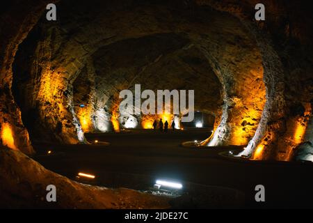 Groupe de musulmanes visite touristique dans le tunnel de la mine de sel de tuzluca. Destination de voyage célèbre dans l'est de l'anatolie, Turquie Banque D'Images