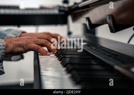 Mains d'un clavier jouant et touchant les touches Banque D'Images
