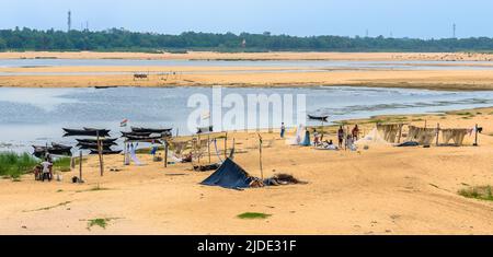 Durgapur, Bengale-Occidental, Inde. 18 juin, 2022. Les pêcheurs en train de réparer leurs filets de pêche avant d'aller à la pêche. La mise au point sélective est utilisée. Banque D'Images