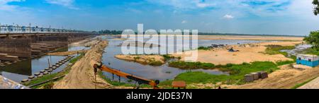 Vue panoramique du barrage de Durgapur et des machineries avec les travailleurs au moment de la réparation de la porte de Log Sluice avec les pêcheurs de l'autre côté. Banque D'Images