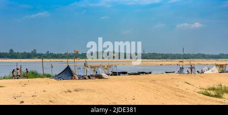 Durgapur, Bengale-Occidental, Inde. 18 juin, 2022. Pêcheurs réparation de leurs filets de pêche. La mise au point sélective est utilisée. Banque D'Images