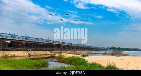 Durgapur, Bengale-Occidental, Inde. 18 juin, 2022. Vue de Durgapur barrage au moment de la réparation de la porte de Log Sluice. La mise au point sélective est utilisée. Banque D'Images