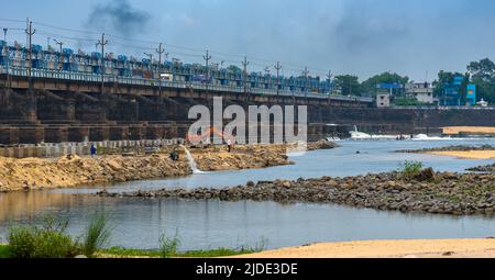 Durgapur, Bengale-Occidental, Inde. 18 juin, 2022. Vue de la réparation d'un barrage. La mise au point sélective est utilisée. Banque D'Images