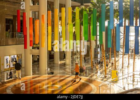 Célébrez l'installation artistique gay Pride dans le jardin d'hiver de Brookfield place Manhattan, New York Banque D'Images