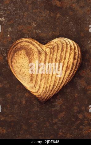Gros plan depuis le dessus de la forme de coeur en bois sculpté pour montrer les anneaux d'arbre et le grain de bois couché sur la tôle rouillée Banque D'Images