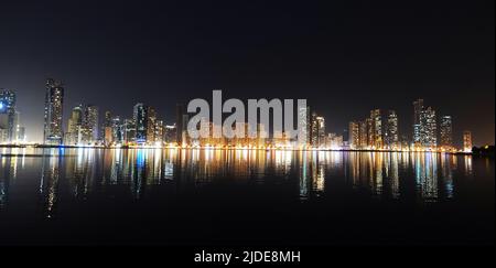 Sharjah, Émirats Arabes Unis 24 février 2020 : la nuit, les bâtiments de la ville et les avenues de la ville de Sharjah Banque D'Images